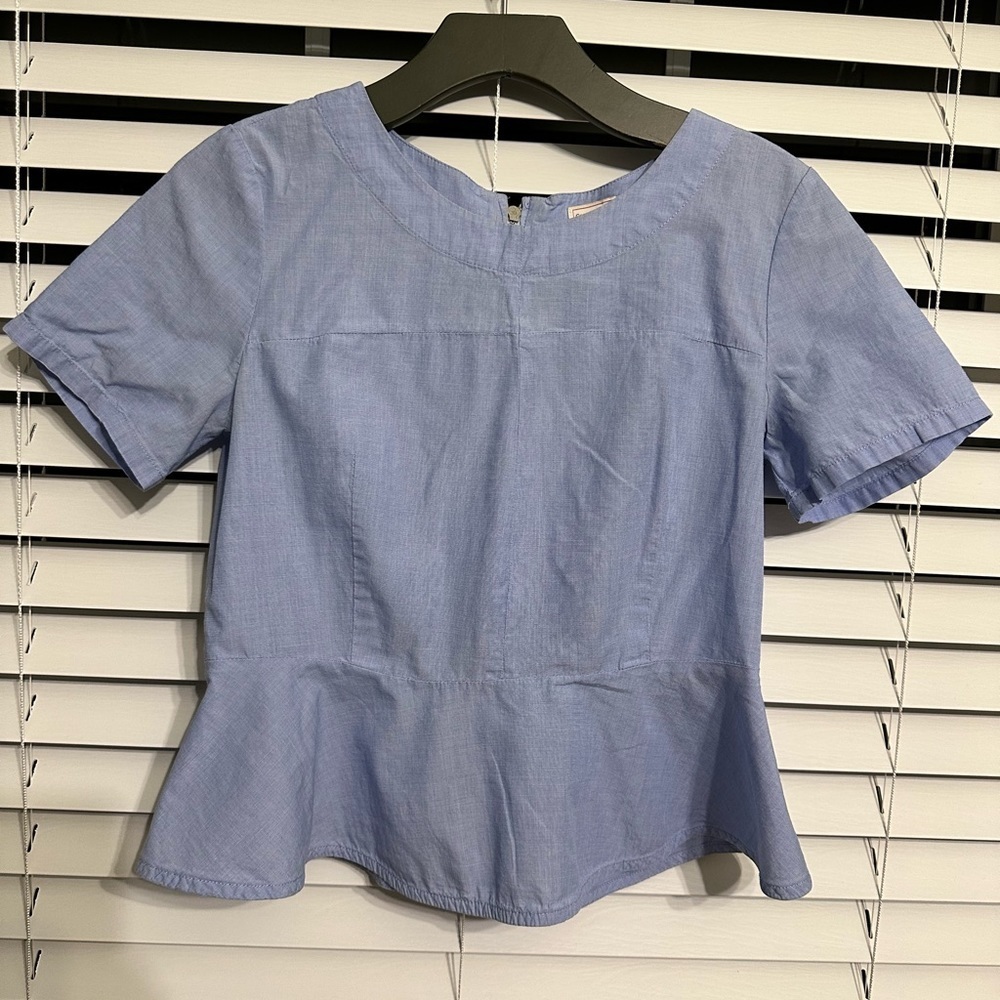 🛍️ Gap blue crop top with back zipper.